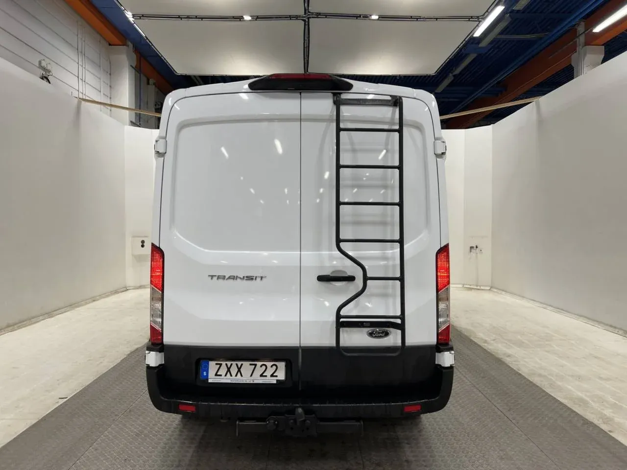 Ford Transit 350 CrewVan L2H2 170hk Värmare Dragkrok Moms Image 2